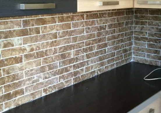 Τοποθέτηση πλακιδίων backsplash σε σύγχρονη κουζίνα